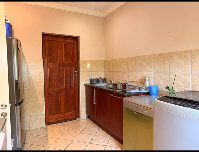 3 BEDROOM TOWNHOUSE FOR SALE IN SAFARI GARDENS